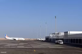 Một chiếc máy bay nằm trên đường băng của sân bay quốc tế Hurghada tại khu nghỉ mát Biển Đỏ của Ai Cập. (Nguồn: AFP)