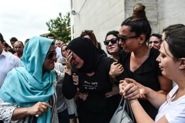 Nỗi đau mất mát của người nhà nạn nhân sau vụ tấn công. (Nguồn: AFP/TTXVN)