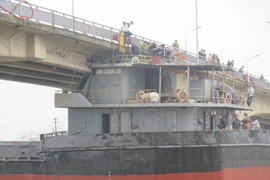 Lực lượng chức năng nỗ lực khắc phục sự cố. (Ảnh: Mạnh Minh/TTXVN)