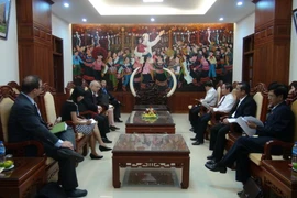 Đại sứ David Sapterstein làm việc tại Gia Lai. (Ảnh: Hoài Nam/TTXVN)