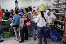 Người dân Venezuela sang Cucuta, Colombia để mua các nhu yếu phẩm. (Nguồn: EPA/TTXVN)