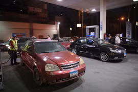 Nhân viên làm việc tại một trạm xăng ở Cairo, Ai Cập. (Nguồn: EPA/TTXVN)