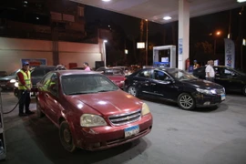 Nhân viên làm việc tại một trạm xăng ở Cairo, Ai Cập. (Nguồn: EPA/TTXVN)