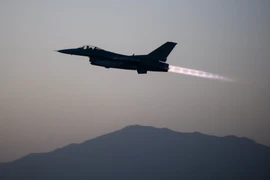 Máy bay tiêm kích F-16. (Nguồn: AFP/TTXVN)