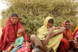 Người dân Somalia đợi nhận lương thực cứu trợ tại Hiran, Somalia ngày 22/6. (Nguồn: Anadolu/ AFP/TTXVN)