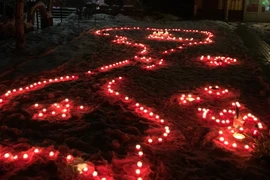 Thắp nến hình bản đồ Việt Nam. (Nguồn: CTV/Vietnam+)