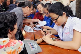 Khám bệnh miễn phí cho người cao tuổi. (Ảnh: An Hiếu/TTXVN)