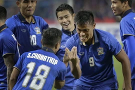 Niềm vui của các cầu thủ đội Thái Lan sau khi Siroch Chatthong (số 9) ghi bàn thắng trong trận đấu lượt về với đội Indonesia tại Bangkok ngày 17/12. (Nguồn: AP/TTXVN)