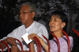 Ông Htin Kyaw chụp ảnh chung với bà Aung San Suu Kyi năm 2010. (Nguồn: AFP)