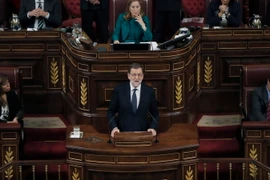 Ông Mariano Rajoy (trước) phát biểu tại phiên họp của Quốc hội ở Madrid ngày 29/10. (Nguồn: EPA/TTXVN)