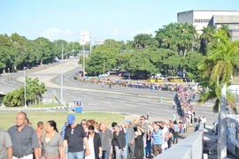 Người dân Cuba viếng lãnh tụ cách mạng Fidel Castro. (Ảnh: Vũ Lê Hà/TTXVN)