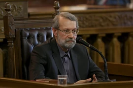 Ông Ali Larijani trong một cuộc họp báo ở thủ đô Tehran ngày 16/3. (Nguồn: AFP/TTXVN)