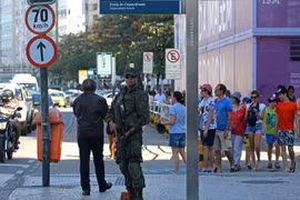 Binh sỹ Brazil tuần tra tại thành phố Rio de Janeiro ngày 24/7. (Nguồn: EPA/TTXVN)