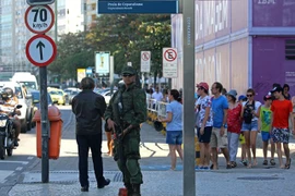 Binh sỹ Brazil tuần tra tại thành phố Rio de Janeiro ngày 24/7. (Nguồn: EPA/TTXVN)