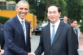 Chủ tịch nước Trần Đại Quang đón Tổng thống Hoa Kỳ Barack Obama. (Ảnh: Nhan Sáng/TTXVN)