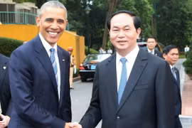 Chủ tịch nước Trần Đại Quang đón Tổng thống Hoa Kỳ Barack Obama. (Ảnh: Nhan Sáng/TTXVN)