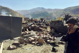 Khói bốc lên sau vụ tấn công bằng bom xe vào một chốt an ninh ở huyện Semdinli. (Nguồn: EPA/TTXVN)