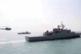 Tàu khu trục tên lửa dẫn đường Jamaran của Iran trong cuộc diễn tập tại vùng Persian, ngoài khơi bờ biển Iran. (Ảnh: AP)