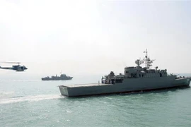 Tàu khu trục tên lửa dẫn đường Jamaran của Iran trong cuộc diễn tập tại vùng Persian, ngoài khơi bờ biển Iran. (Ảnh: AP)