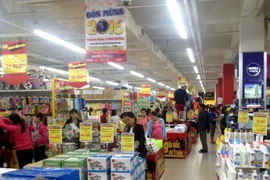 Người tiêu dùng mua sắm tại siêu thị BigC, Huế. (Ảnh: Quốc Việt/TTXVN)