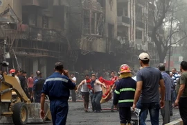 Chuyển nạn nhân thiệt mạng trong vụ đánh bom ở Karrada. (Nguồn: AFP/TTXVN)