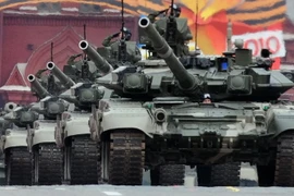 Xe tăng T-90 của Nga diễu binh trên quảng trường Đỏ, thủ đô Mátxcơva. (Nguồn: AFP/TTXVN)