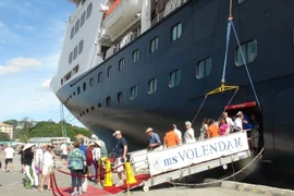 Du khách quốc tế từ tàu Volendam xuống cảng Nha Trang. (Ảnh: Nguyên Lý/TTXVN)