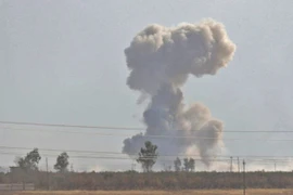 Khói bốc lên sau cuộc không kích tại thị trấn Nawaran, cách thành phố Mosul 10km về phía đông, ngày 20/10. (Nguồn: AFP/TTXVN)