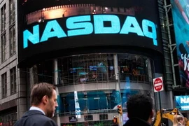 Chỉ số Nasdaq vượt mốc 5.000 điểm lần đầu tiên sau 15 năm