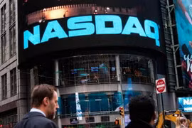 Chỉ số Nasdaq vượt mốc 5.000 điểm lần đầu tiên sau 15 năm