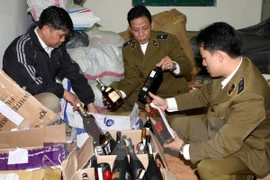 Tây Ninh tịch thu, tiêu hủy 126 chai rượu ngoại nhập lậu 