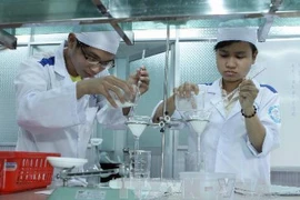 Nghiên cứu khoa học là một trong các tiêu chí đánh giá xếp hạng. (Ảnh: TTXVN)