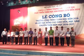 Ban tổ chức trao thưởng cho các giảng viên và học bổng cho các sinh viên, học sinh xuất sắc. (Ảnh: PM/Vietnam+)