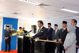 Quốc vương Brunei thăm Trung tâm hợp tác tiếng Anh giữa Đại học Quốc gia Brunei và Đại học FPT. (Ảnh: FPT) 
