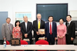 Đoàn đại biểu Tạp chí Cộng sản và các giáo sư trường Đại học LUISS của Italy chụp ảnh chung. (Ảnh: Hải Linh/TTXVN)