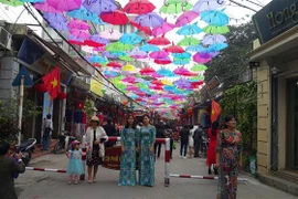 Du khách tới tham quan không gian văn hóa làng nghề Vạn Phúc. (Ảnh: Đinh Thuận/TTXVN)