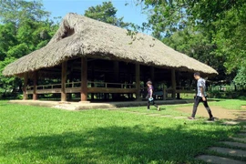 Du khách tham quan đình Tân Trào (Sơn Dương, Tuyên Quang). (Ảnh: Quang Đán/TTXVN)