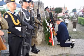 Tổng thống Ba Lan Andrzej Duda (phía trước) và Tổng thống Đức Frank-Walter Steinmeier (phía sau) đặt hoa tưởng nhớ các nạn nhân tại lễ tưởng niệm nhân dịp 80 năm ngày nổ ra Chiến tranh Thế giới 2, ở thành phố Wielun, Ba Lan. (Ảnh: PAP/TTXVN)