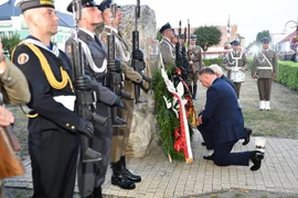 Tổng thống Ba Lan Andrzej Duda (phía trước) và Tổng thống Đức Frank-Walter Steinmeier (phía sau) đặt hoa tưởng nhớ các nạn nhân tại lễ tưởng niệm nhân dịp 80 năm ngày nổ ra Chiến tranh Thế giới 2, ở thành phố Wielun, Ba Lan. (Ảnh: PAP/TTXVN)