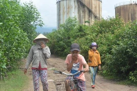 Mỗi khi đi qua khu vực Nhà máy, ai nấy đều phải bịt mũi vì không thể chịu đựng được mùi hôi thối. (Nguồn: baotainguyenmoitruong.vn)