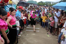 Trò chơi Tó Má Lẹ, một trong những trò chơi dân gian của đồng bào dân tộc Thái. (Ảnh: Quý Trung/TTXVN)
