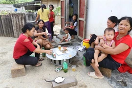 Thói quen uống bia, rượu triền miên dẫn đến sức khỏe suy yếu, không có sức lao động là một trong những nguyên nhân làm cho cuộc sống của đồng bào dân tộc Mảng luôn nghèo đói. (Ảnh: Công Tuyên/TTXVN)