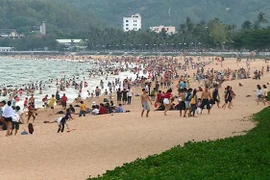 Bãi biển Quy Nhơn chiều 30/4, đông nghẹt du khách và người dân ra tắm biển. (Ảnh: Nguyên Linh/TTXVN)