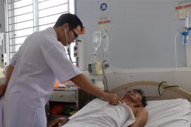 Bệnh nhân nhiễm bệnh Whitmore được điều trị tại Khoa Hồi sức tích cực, Bệnh viện đa khoa tỉnh Hà Tĩnh. (Ảnh: TTXVN phát)