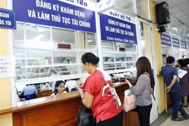 Bệnh nhân đăng ký khám bệnh. (Ảnh: Dương Ngọc/TTXVN)