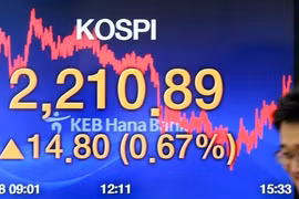 Bảng tỷ giá chứng khoán tại ngân hàng Hana ở thủ đô Seoul, Hàn Quốc. (Ảnh: Yonhap/TTXVN)