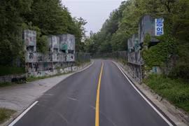Một tuyến đường ở huyện Cheorwon, tỉnh Gangwon, Hàn Quốc, gần Khu phi quân sự liên Triều (DMZ). (Ảnh: AFP/TTXVN)