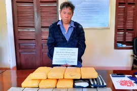 Đối tượng Sùng Văn Di và tang vật 7 bánh heroin, 56.000 nghìn viên ma túy tổng hợp. (Ảnh: TTXVN)