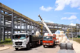 Vận chuyển alumin tại Nhà máy Alumin Nhân Cơ. (Ảnh: Hưng Thịnh/TTXVN)