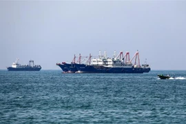 Tàu chở hàng tại khu vực vùng Vịnh, ngoài khơi thành phố cảng Bandar Abbas của Iran ngày 29/4. (Ảnh: AFP/TTXVN)